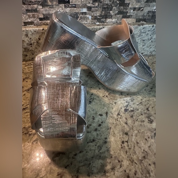 New Silver Metallic platform wedges slides sandals Sz. 8 - Picture 1 of 12